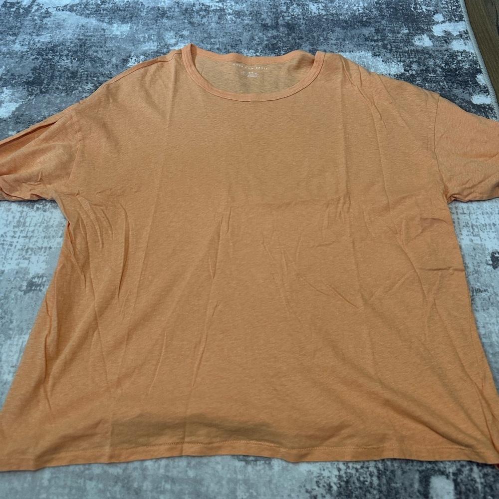⭐️American Eagle Outfitters Light Orange Tee⭐️
